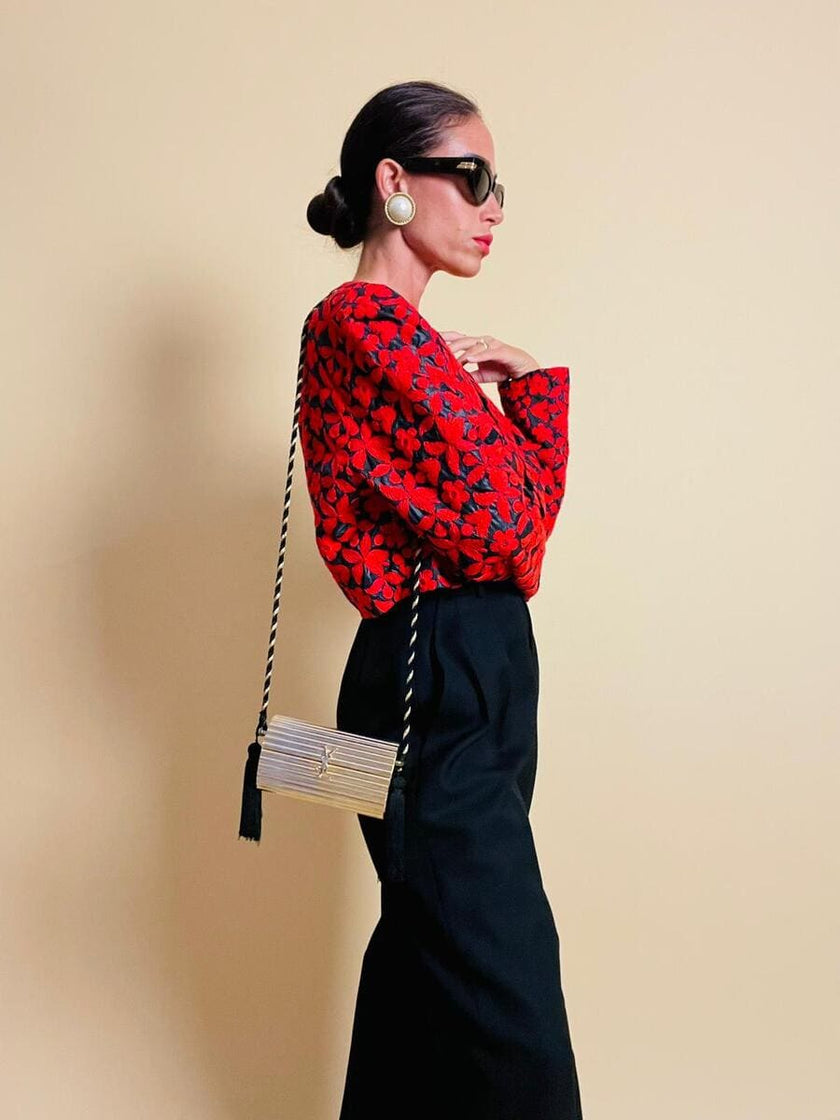 Bolero in tessuto lucido nero con ricamo floreale rosso