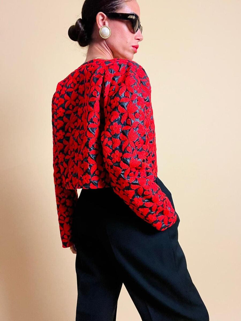 Bolero in tessuto lucido nero con ricamo floreale rosso