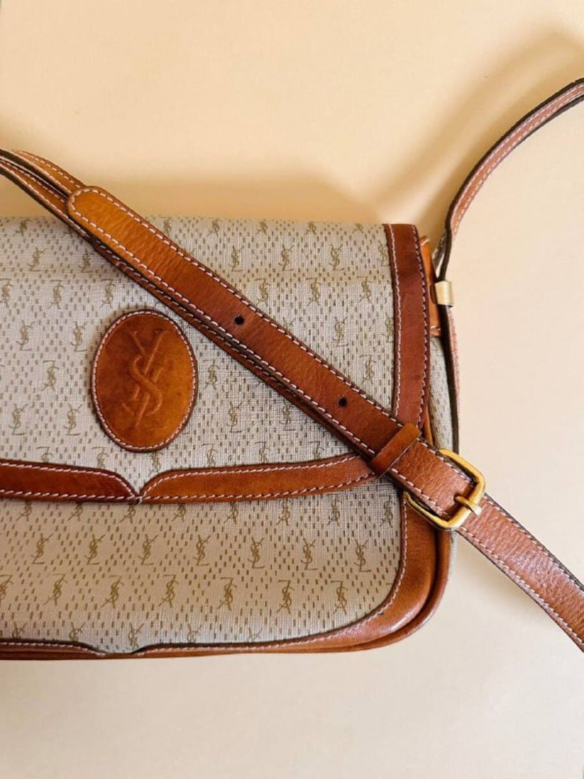 Sac bandoulière en tissu logoté couleur corde et cuir fauve 