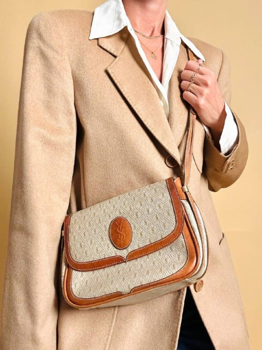 Sac bandoulière en tissu logoté couleur corde et cuir fauve 