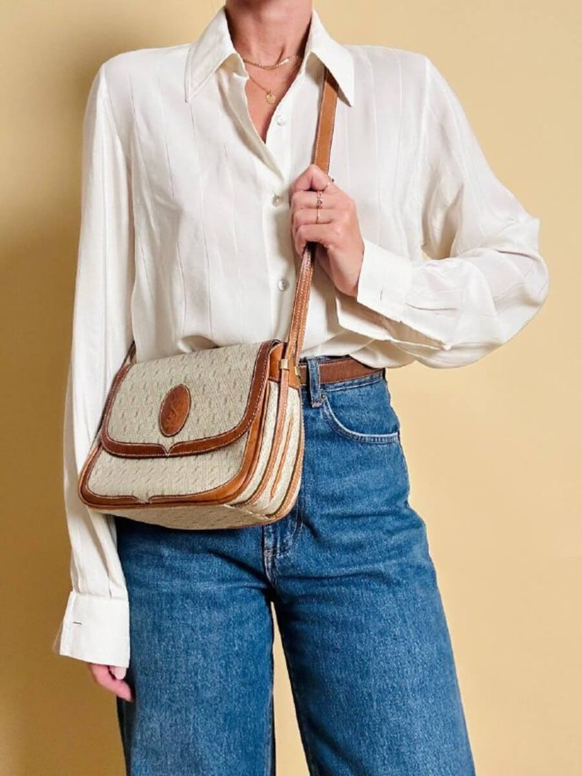Sac bandoulière en tissu logoté couleur corde et cuir fauve 