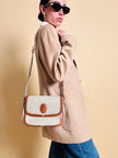 Sac bandoulière en tissu logoté couleur corde et cuir fauve 