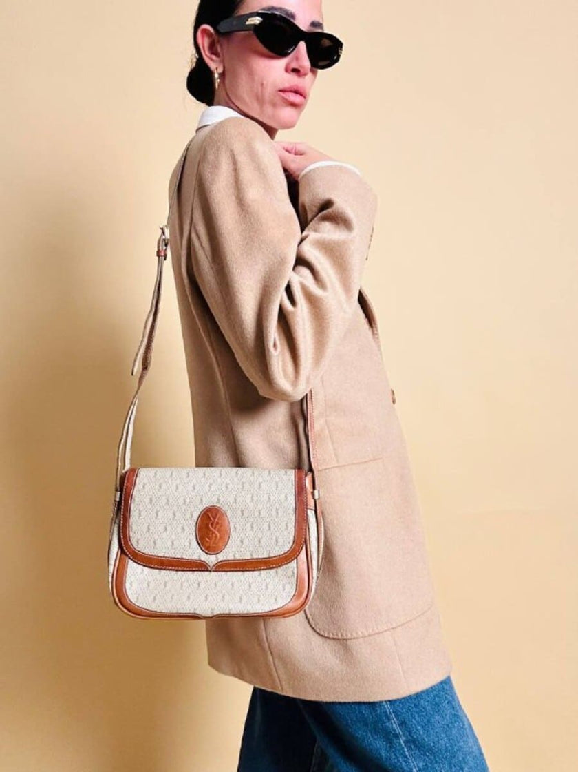 Sac bandoulière en tissu logoté couleur corde et cuir fauve 
