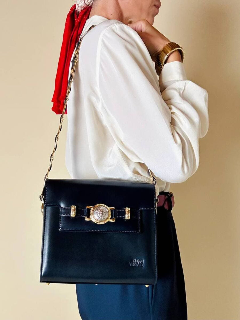 Borsa in pelle blu con hardware oro “Gianni Versace”