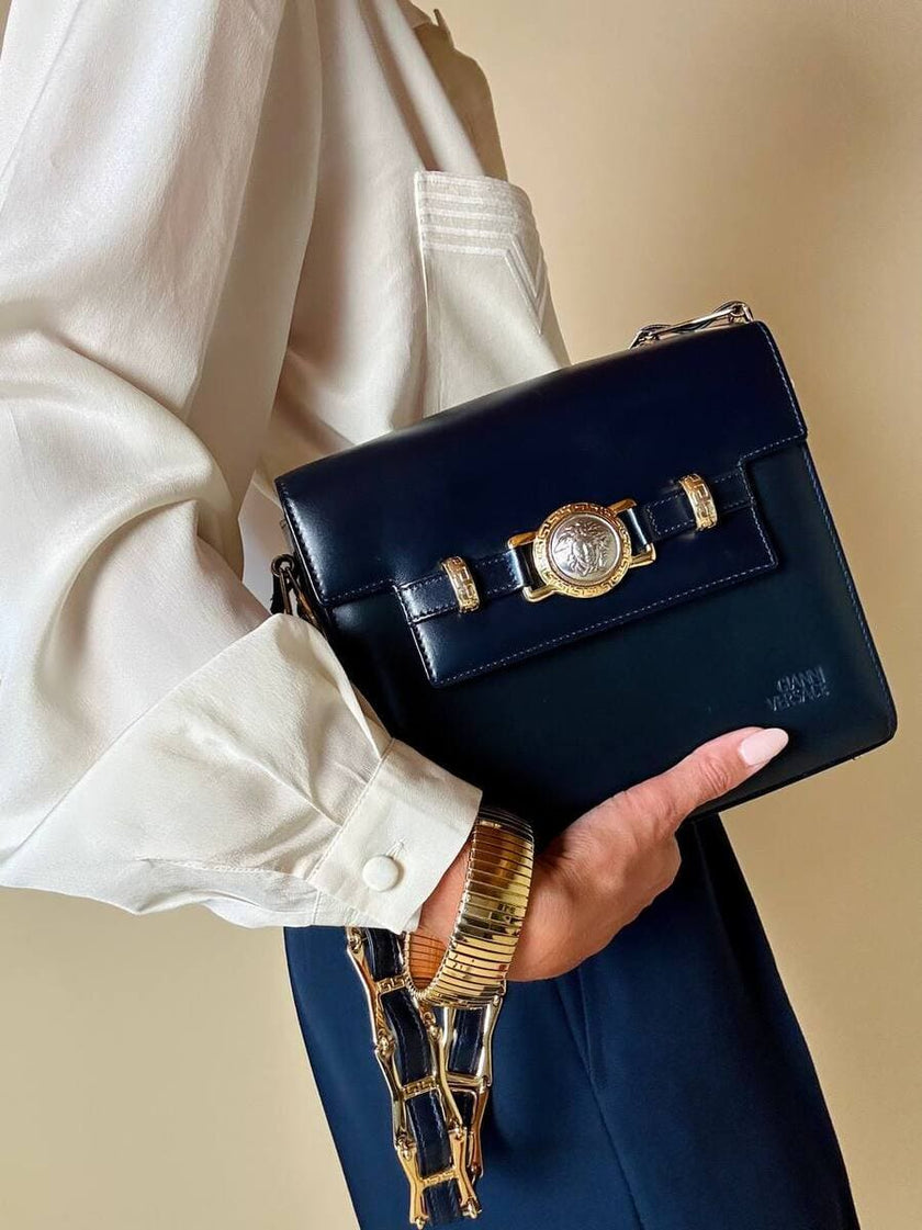 Borsa in pelle blu con hardware oro “Gianni Versace”