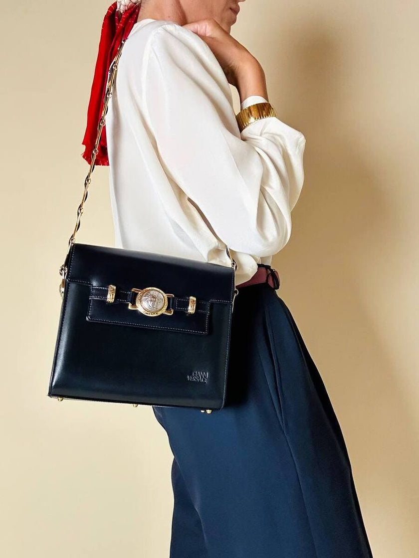 Borsa in pelle blu con hardware oro “Gianni Versace”