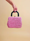 Borsa in rafia rosa lavorata con cordino in tinta