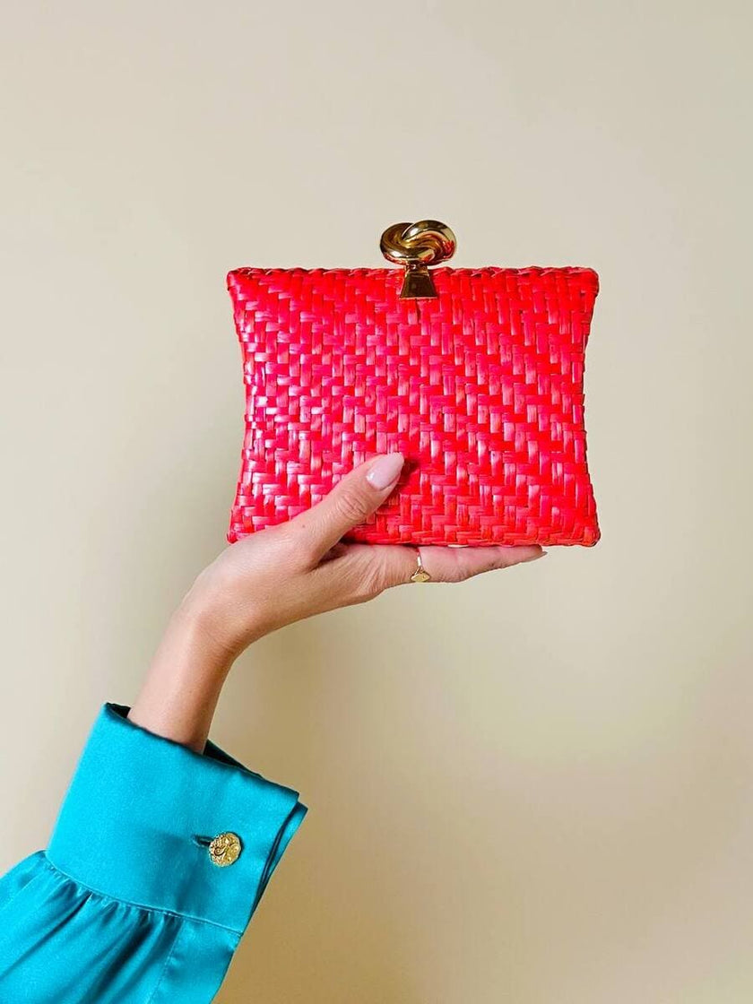Borsa in midollino color geranio con chiusura a nodo e catena dorata “Rodo”