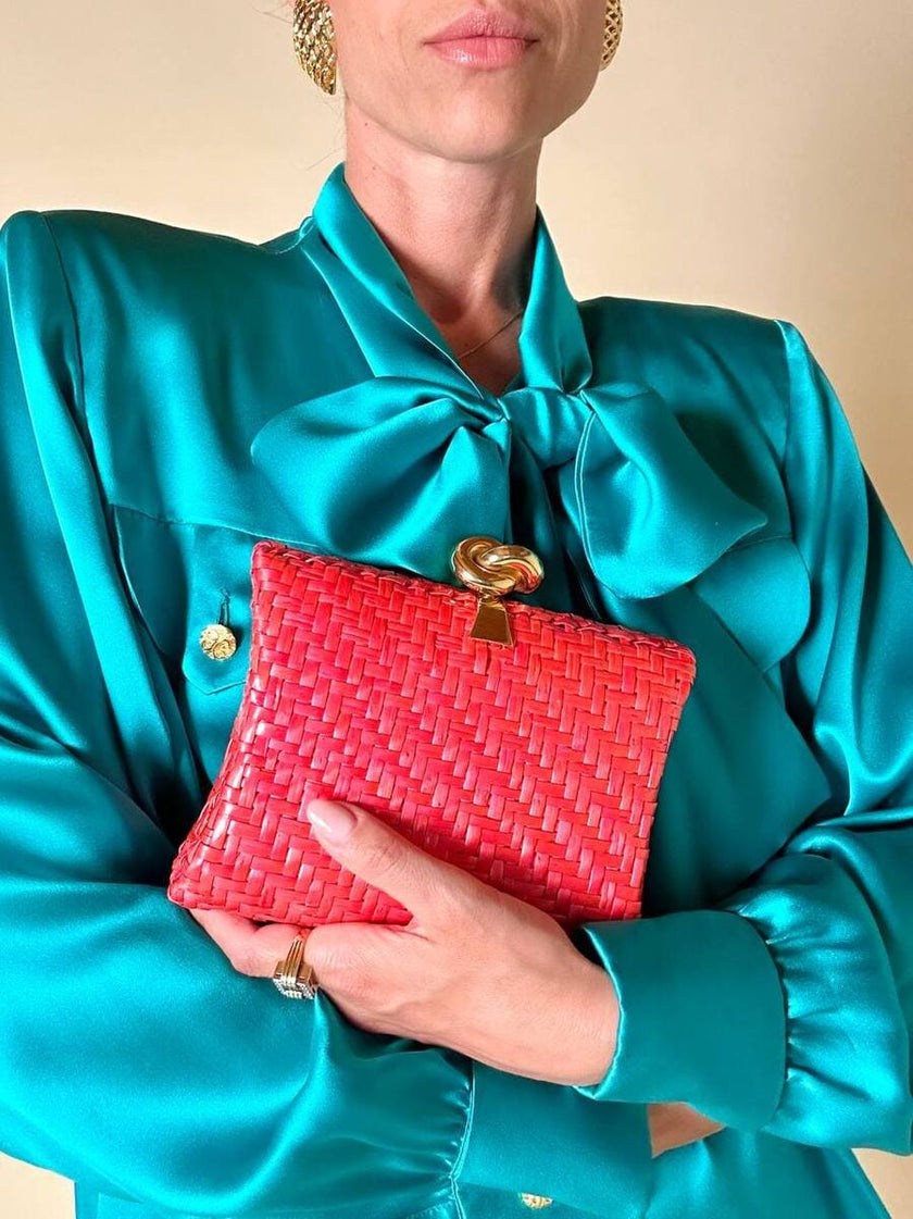 Borsa in midollino color geranio con chiusura a nodo e catena dorata “Rodo”