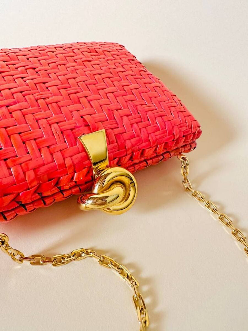 Borsa in midollino color geranio con chiusura a nodo e catena dorata “Rodo”