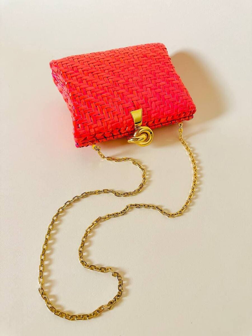 Borsa in midollino color geranio con chiusura a nodo e catena dorata “Rodo”