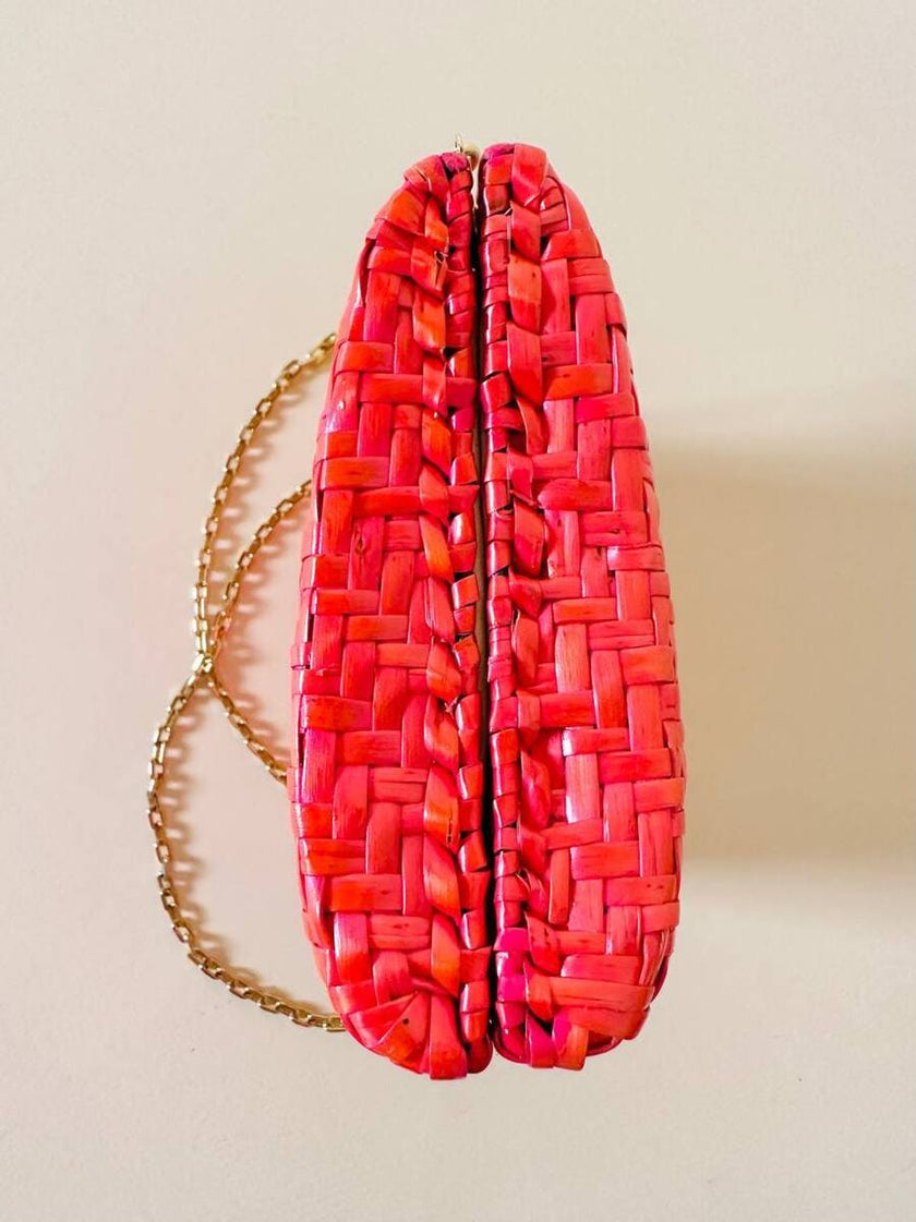 Borsa in midollino color geranio con chiusura a nodo e catena dorata “Rodo”
