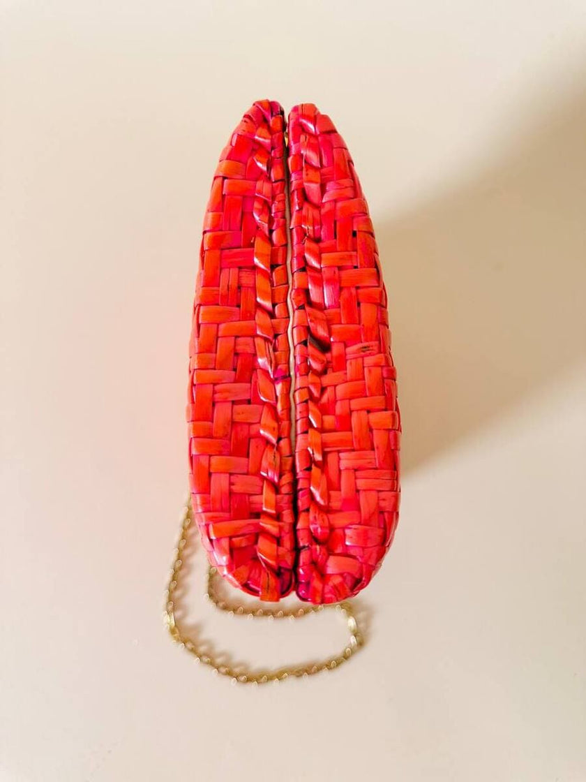 Borsa in midollino color geranio con chiusura a nodo e catena dorata “Rodo”