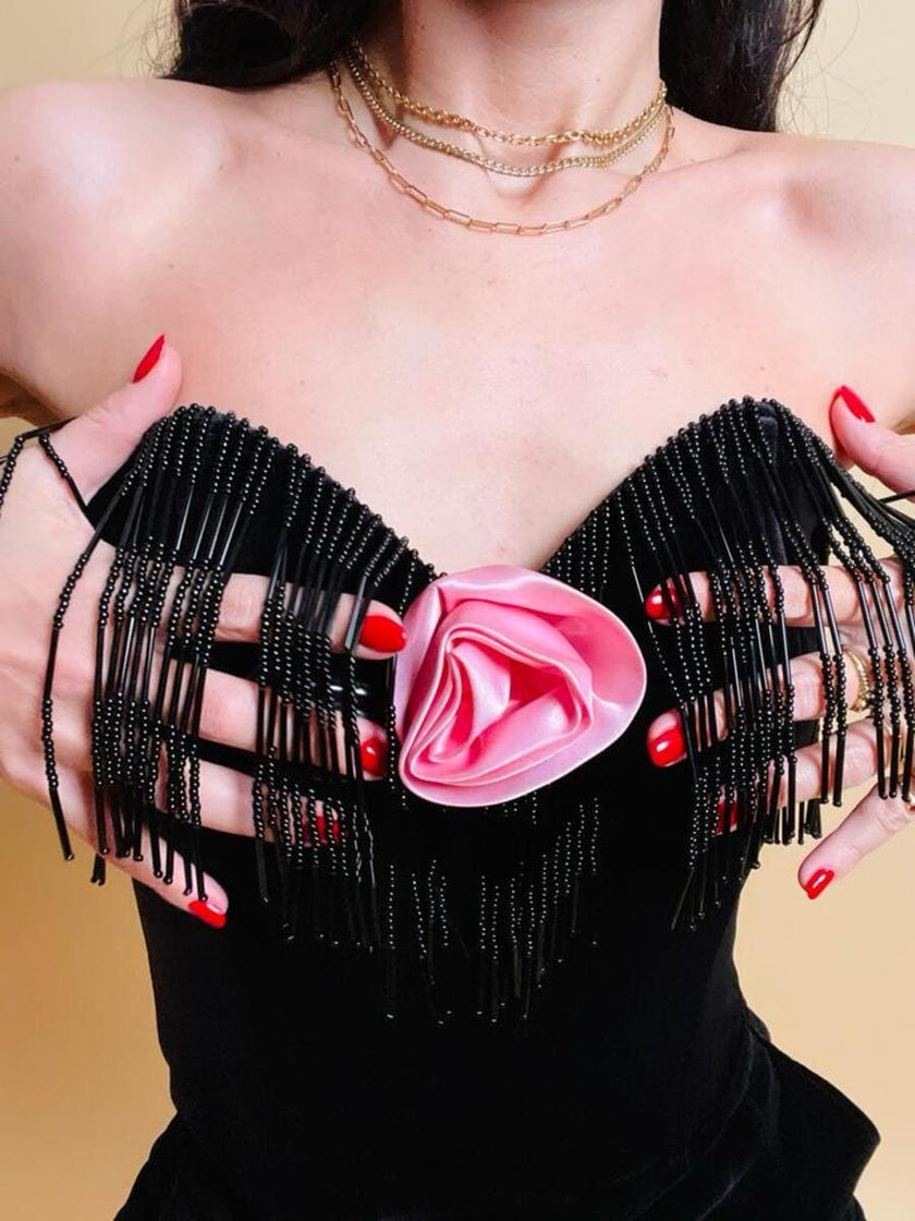 Bustier in velluto nero con frange di perline e rosa in raso rosa 