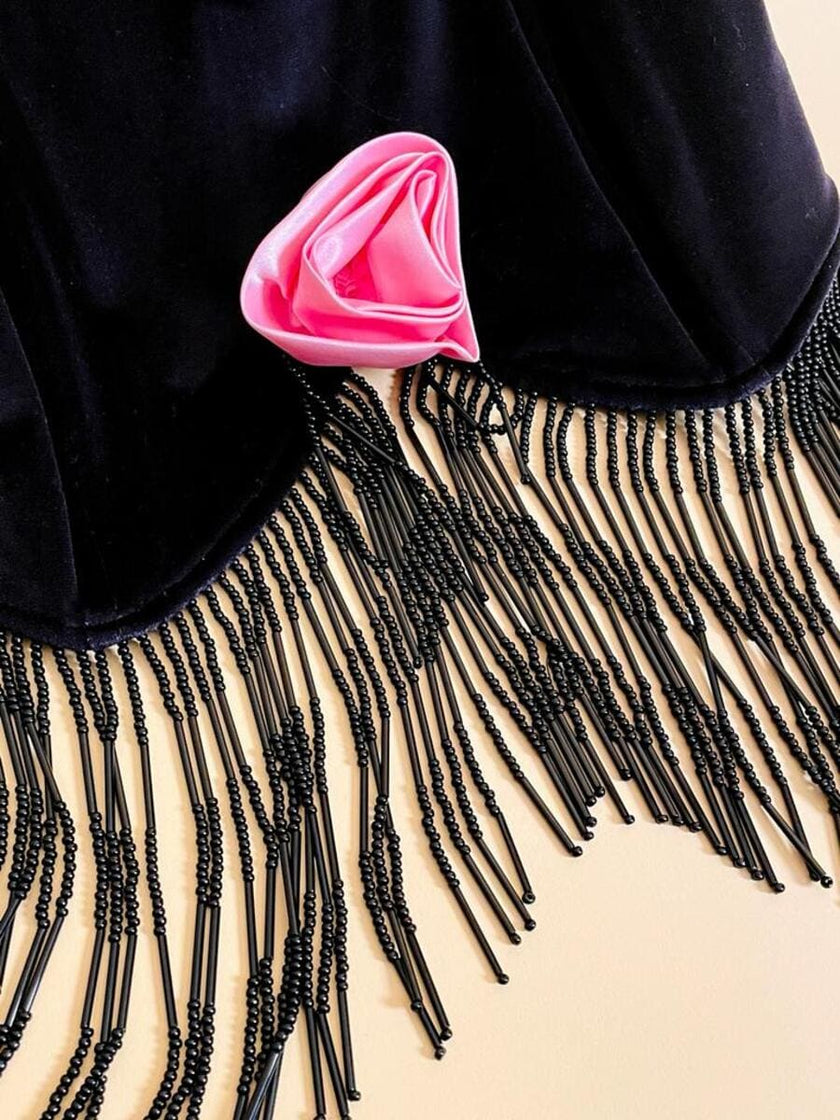 Bustier in velluto nero con frange di perline e rosa in raso rosa 