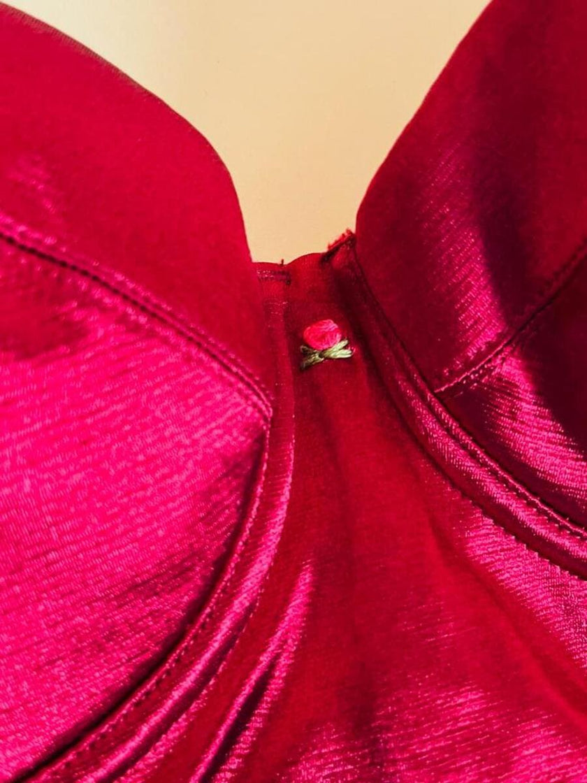 Bustier in raso stretch rosso cardinale con rosa ricamata a mano