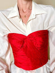 Bustier sartoriale in shantung rosso lavorato a pieghe