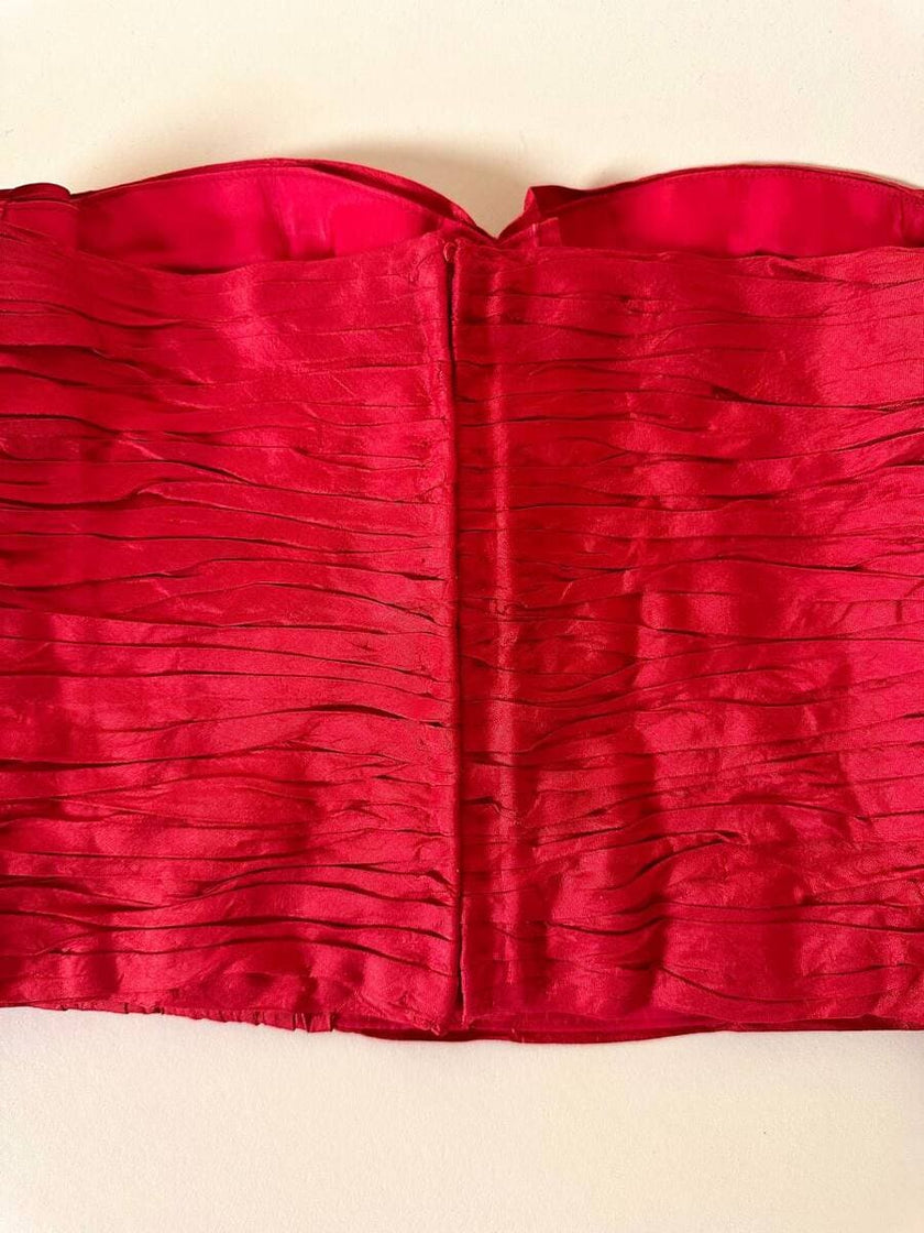 Bustier sartoriale in shantung rosso lavorato a pieghe
