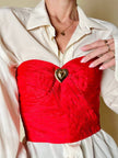 Bustier sartoriale in shantung rosso lavorato a pieghe