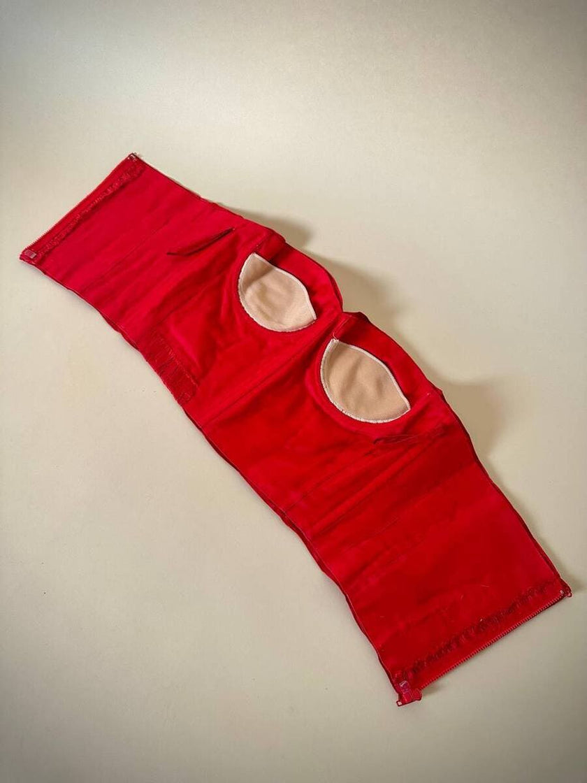 Bustier sartoriale in shantung rosso lavorato a pieghe