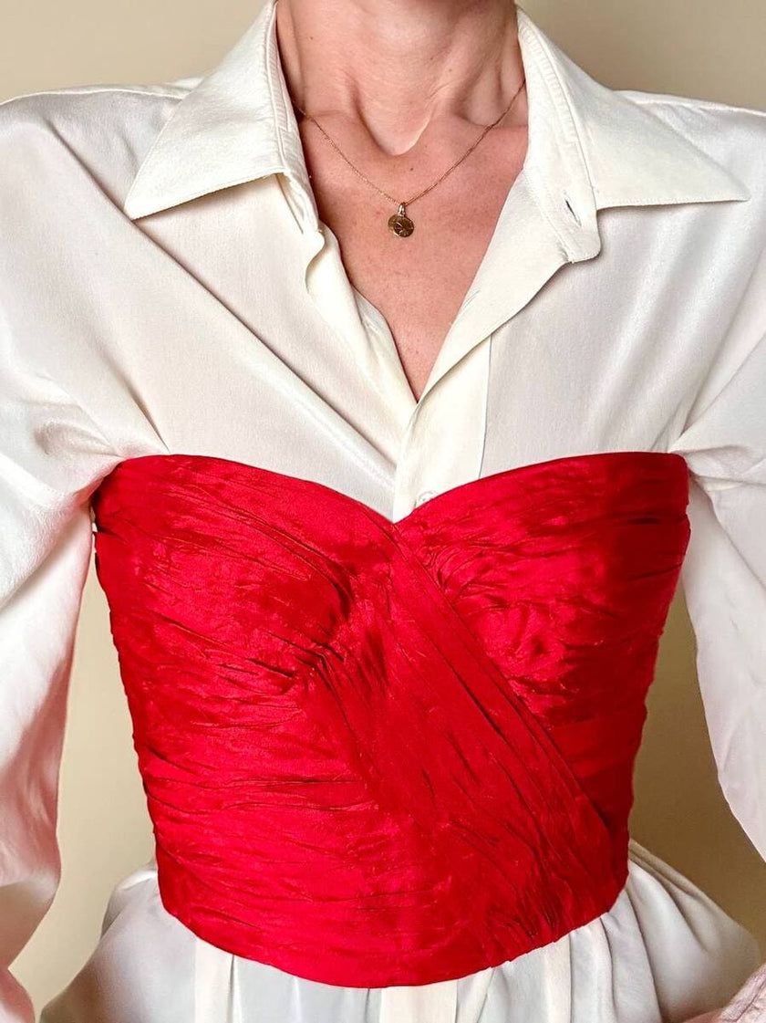 Bustier sartoriale in shantung rosso lavorato a pieghe