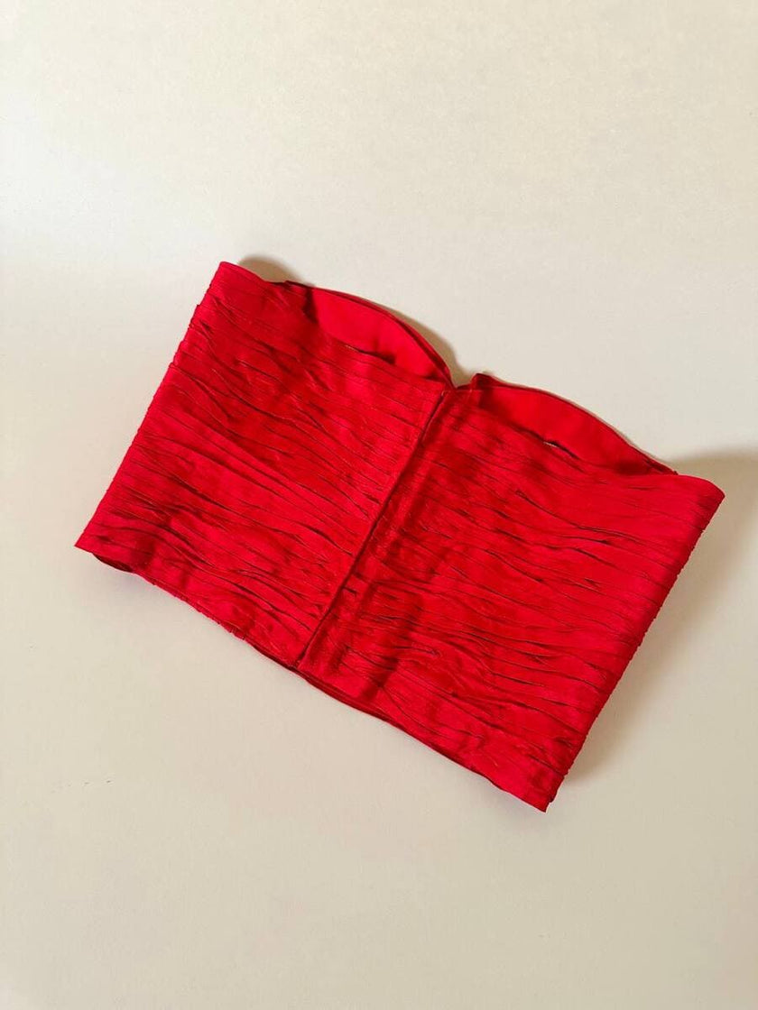 Bustier sartoriale in shantung rosso lavorato a pieghe