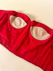 Bustier sartoriale in shantung rosso lavorato a pieghe