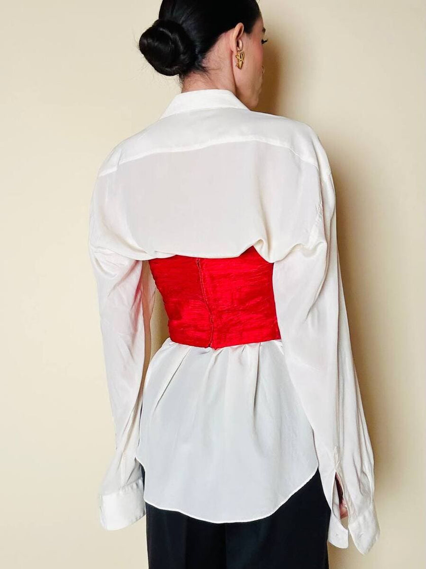 Bustier sartoriale in shantung rosso lavorato a pieghe