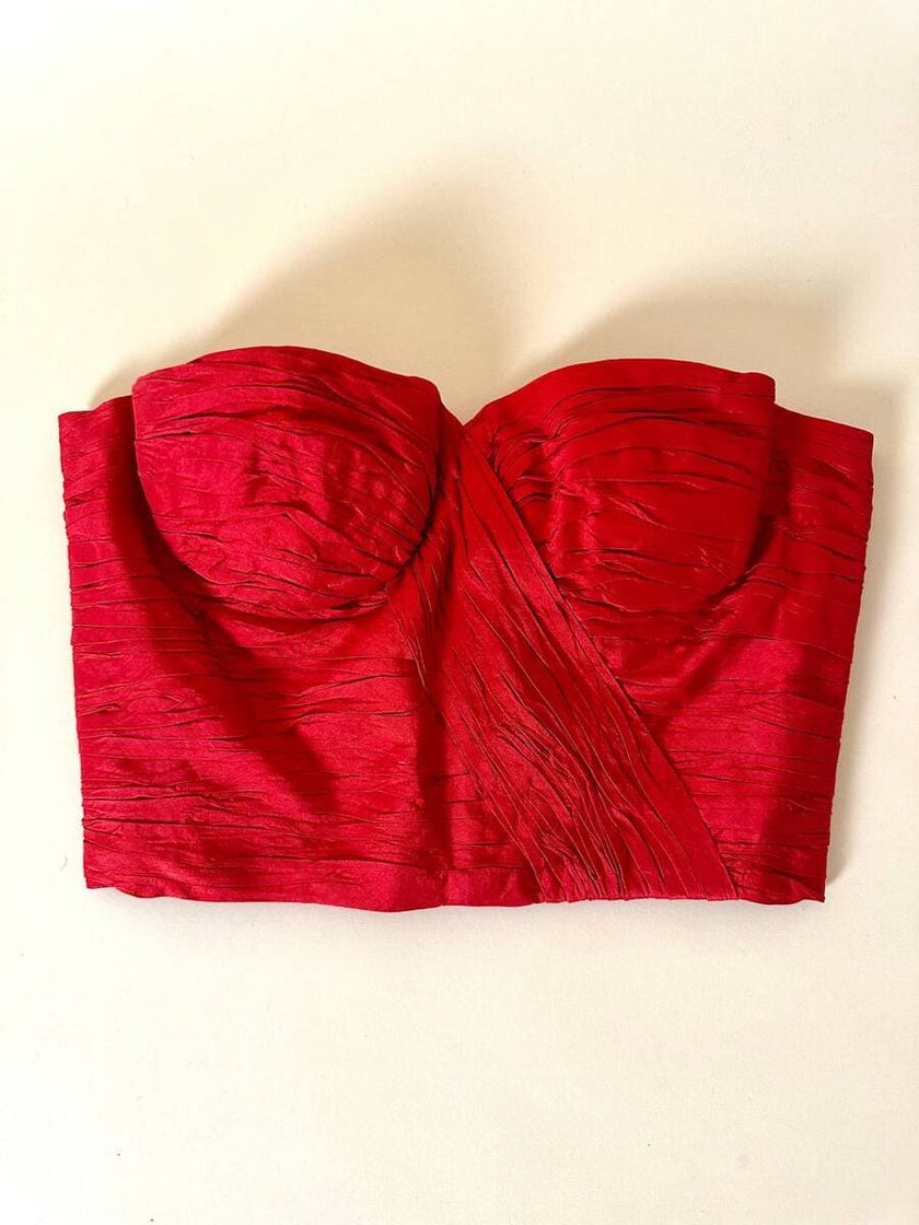 Bustier sartoriale in shantung rosso lavorato a pieghe