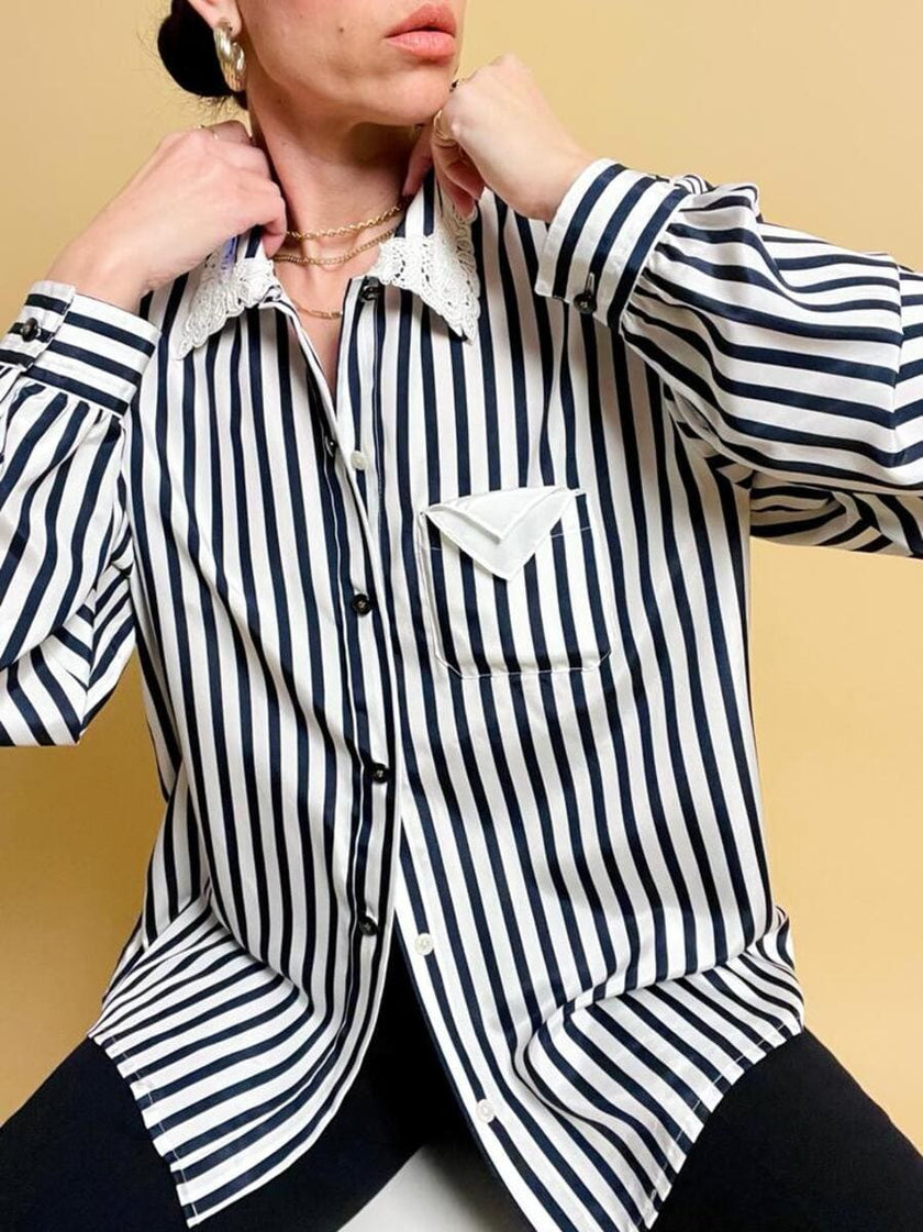 Camicia a righe bianche e blu 