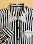 Camicia a righe bianche e blu 