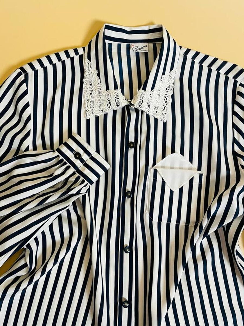 Camicia a righe bianche e blu 