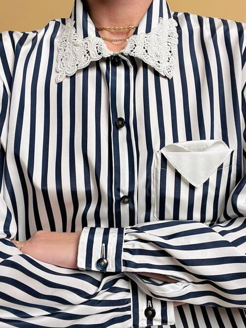 Camicia a righe bianche e blu 