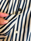 Camicia a righe bianche e blu 