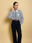 Camicia a righe bianche e blu 