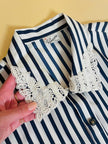 Camicia a righe bianche e blu 