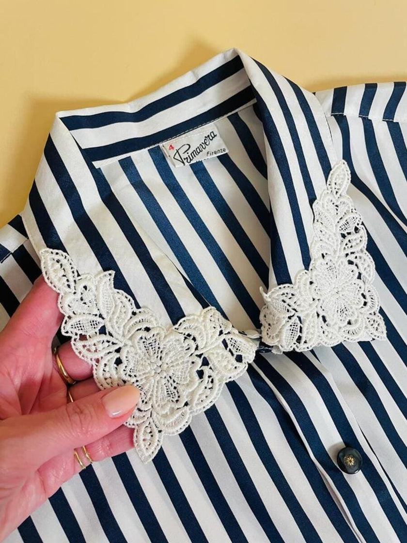 Camicia a righe bianche e blu 