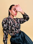 Camicia body in georgette Jaquard nera con fantasia arabesca in lamè