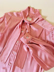 Camicia con fiocco al collo in raso di seta rosa 