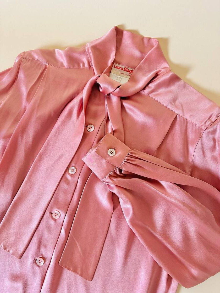 Camicia con fiocco al collo in raso di seta rosa 