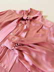 Camicia con fiocco al collo in raso di seta rosa 