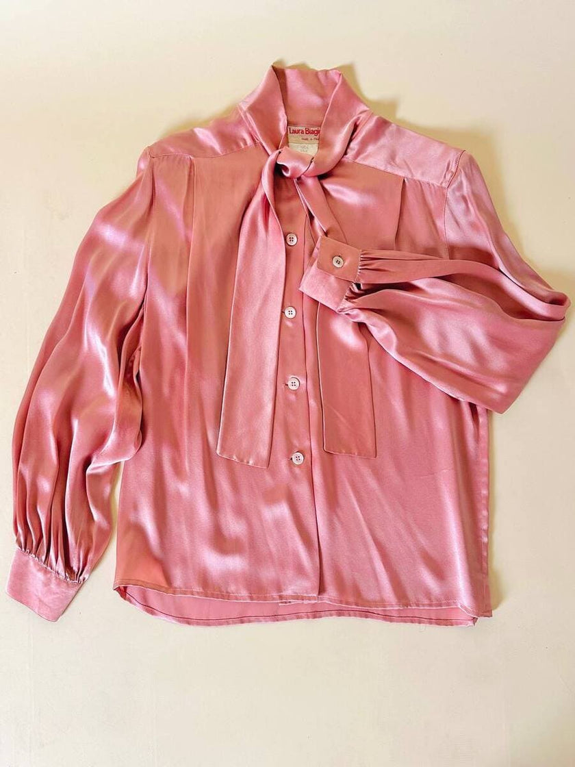 Camicia con fiocco al collo in raso di seta rosa 