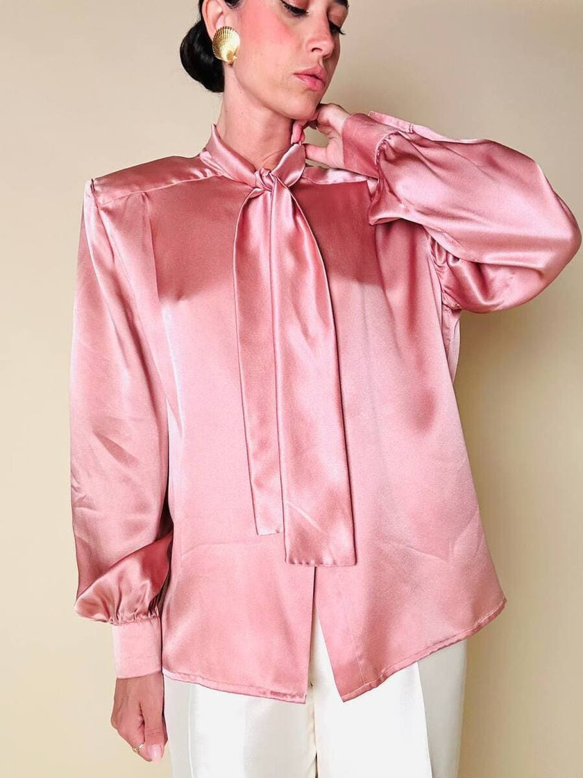 Camicia con fiocco al collo in raso di seta rosa 