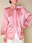 Camicia con fiocco al collo in raso di seta rosa 
