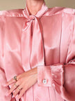 Camicia con fiocco al collo in raso di seta rosa 