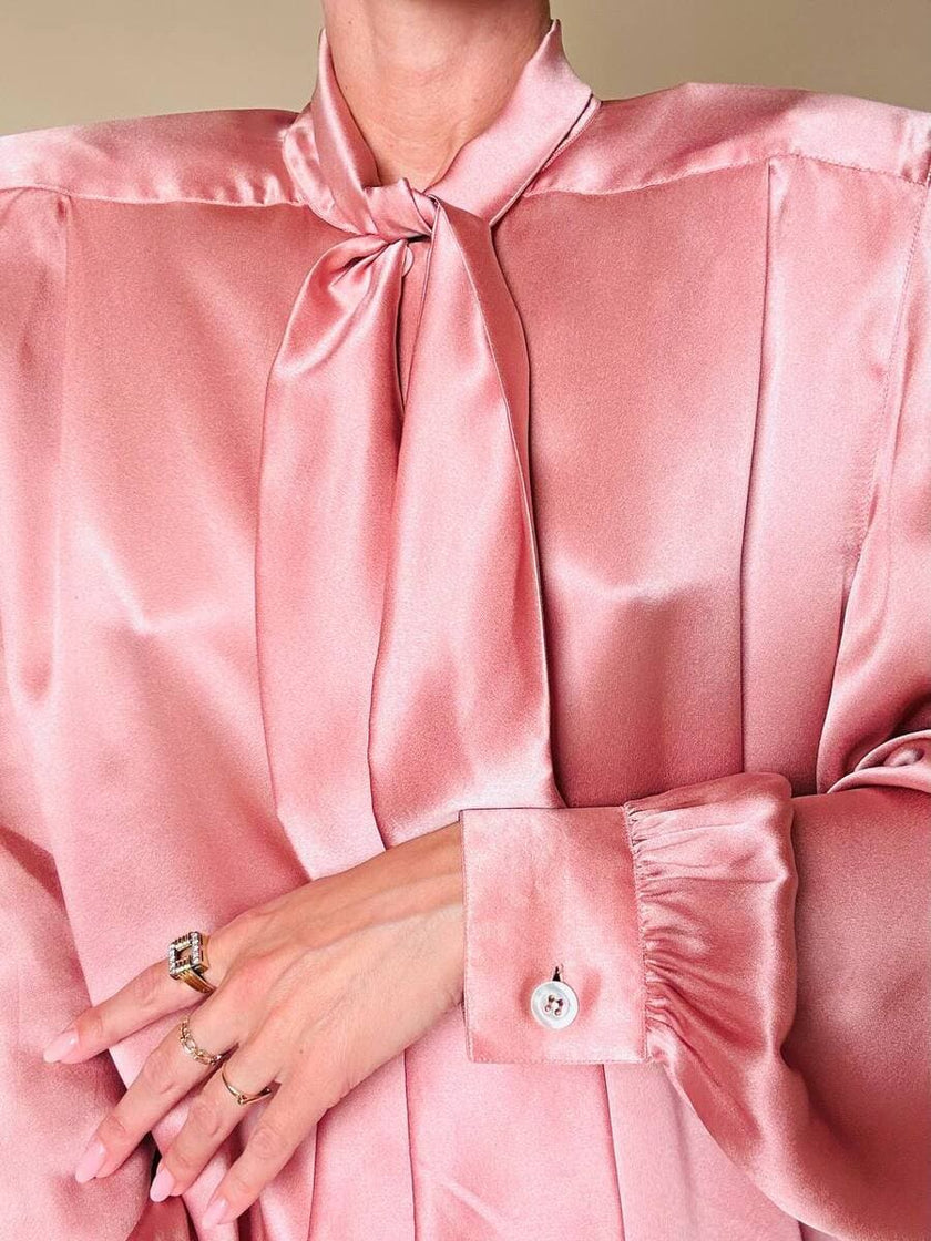 Camicia con fiocco al collo in raso di seta rosa 