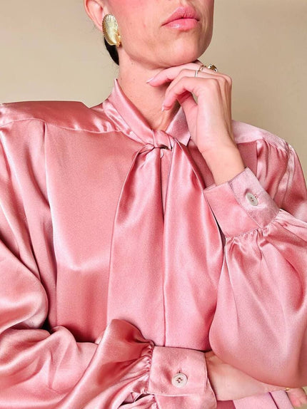 Camicia con fiocco al collo in raso di seta rosa 