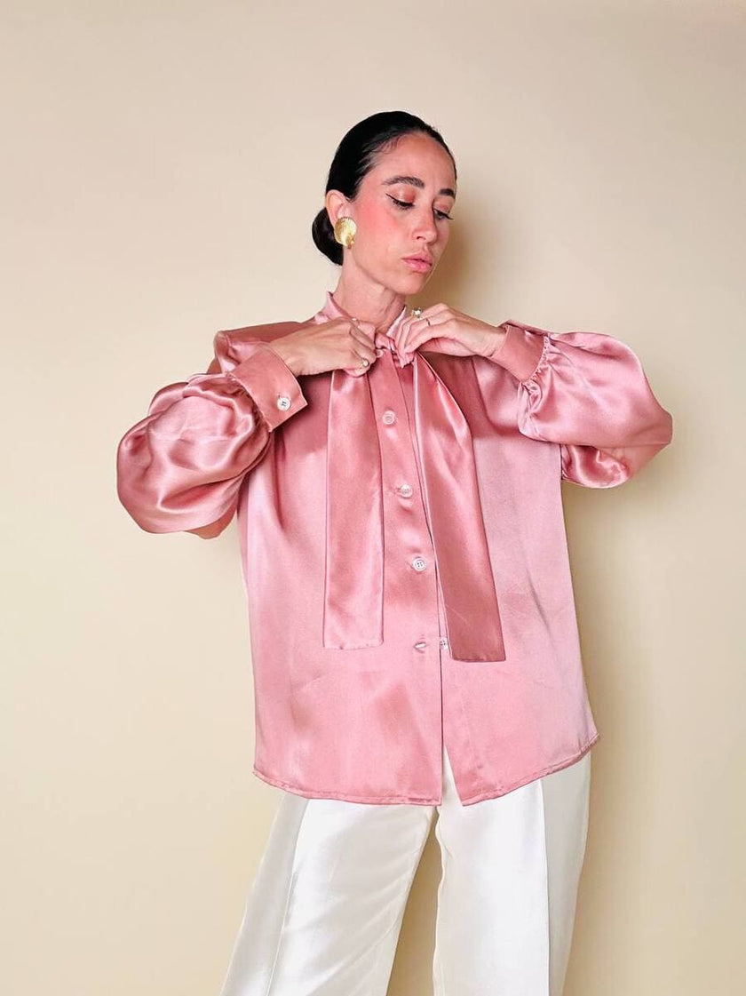 Camicia con fiocco al collo in raso di seta rosa 