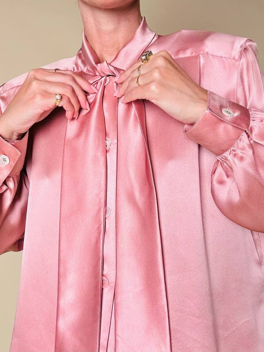 Camicia con fiocco al collo in raso di seta rosa 