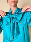 Camicia con fiocco al collo in raso di seta verde Caraibi “Ivana Zanini”